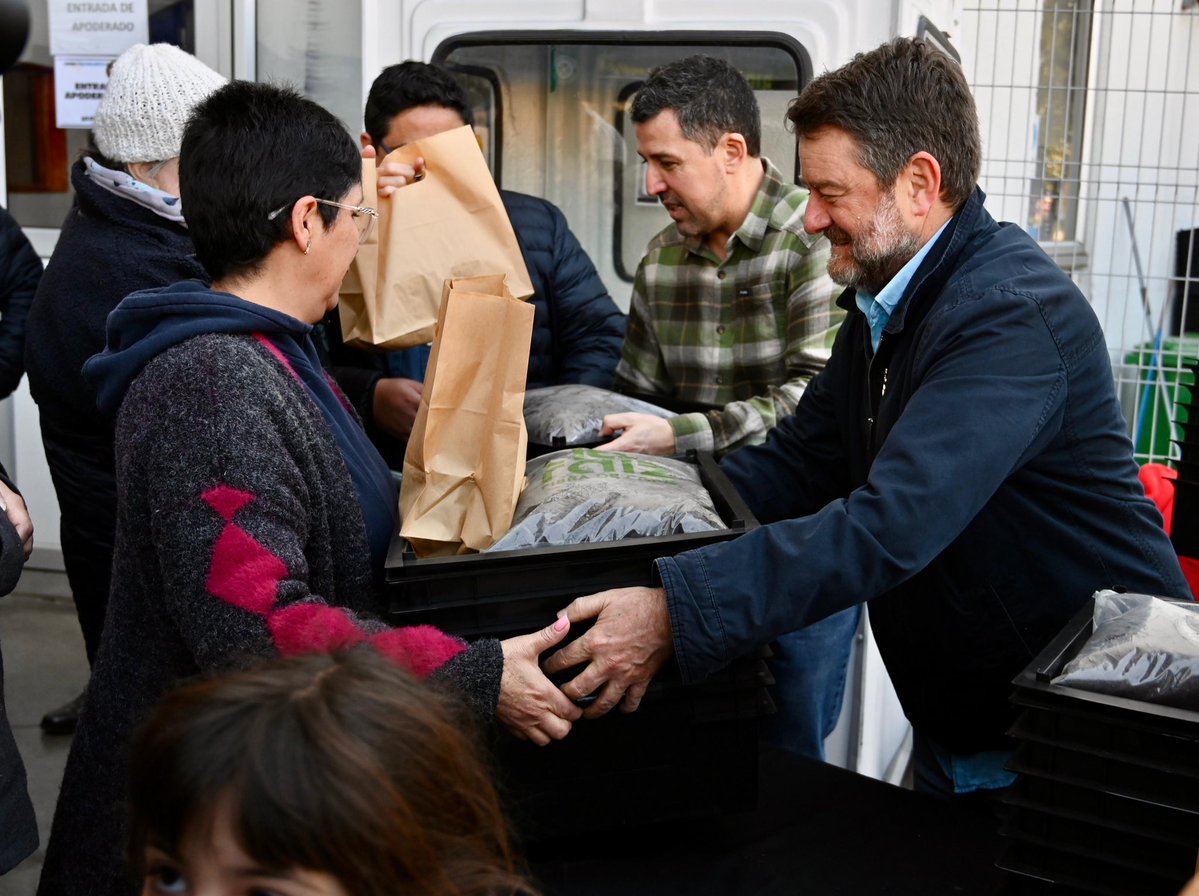 Claudio Orrego L. (@orrego) on Twitter photo No solo debemos recuperar la ciudad para las personas, también la naturaleza para la ciudad. Lanzamos el mayor plan de compostaje domiciliario del país junto al alcalde <a href="/danielreyesmor/">Daniel Reyes Morales</a>: 20.000 composteras y vermicomposteras que beneficiarán a 19.000 hogares de La Florida. Con el No solo debemos recuperar la ciudad para las personas, también la naturaleza para la ciudad. Lanzamos el mayor plan de compostaje domiciliario del país junto al alcalde <a href="/danielreyesmor/">Daniel Reyes Morales</a>: 20.000 composteras y vermicomposteras que beneficiarán a 19.000 hogares de La Florida. Con el