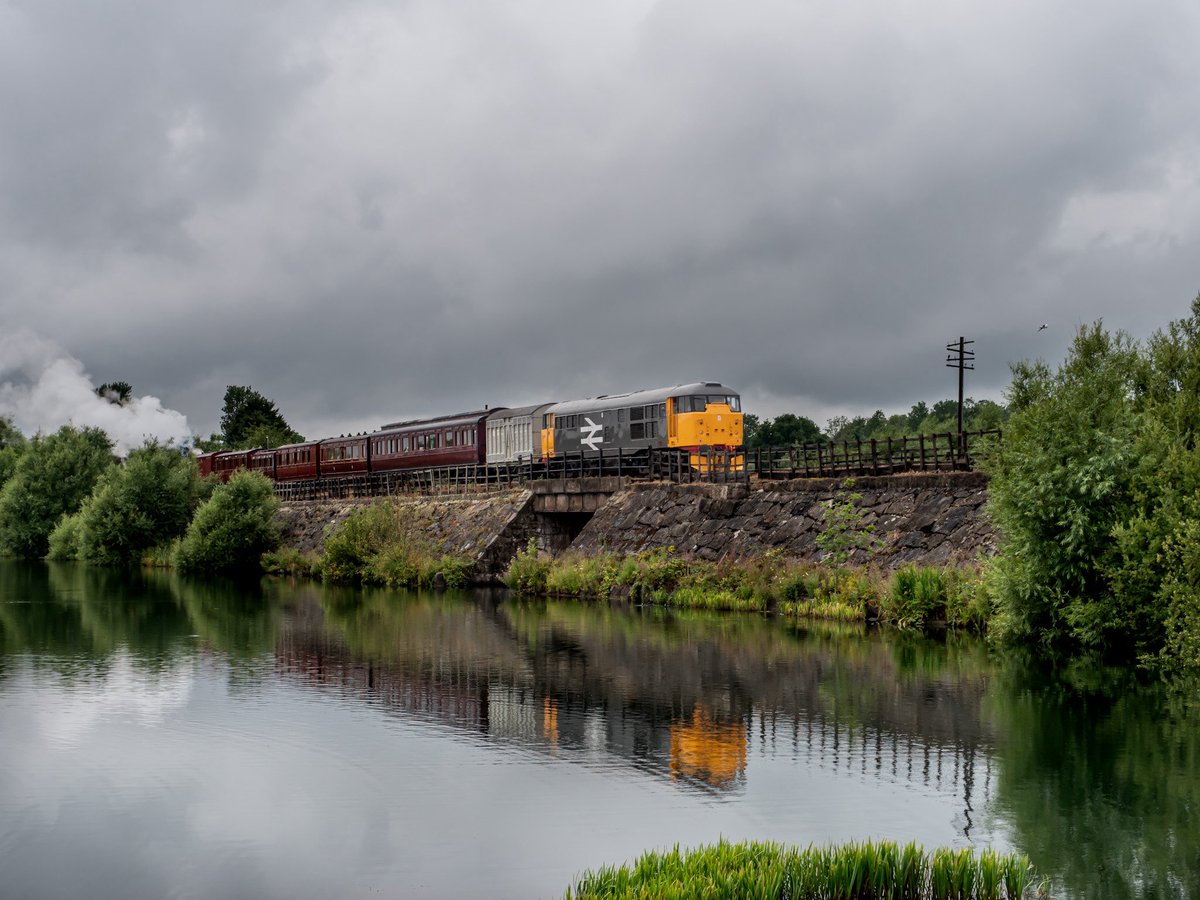Rail_Photter's tweet image. Skinhead on the viaduct.
Despite the rain a great show was put on today by the Midland Railway. 31108 seen with the Victorian Stock crossing Hammersmith Viaduct. 19/07/25