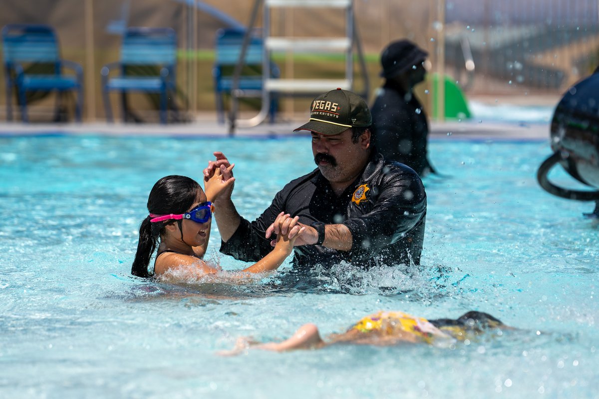 LVMPD's tweet image. POOL DAY FUN! 💦
Today, officers from the @LVMPDSEAC spent the day connecting with the community at the Hollywood Aquatic Center during a fun pool day. Events like this provide an opportunity for law enforcement to build meaningful relationships and strengthen trust with the…