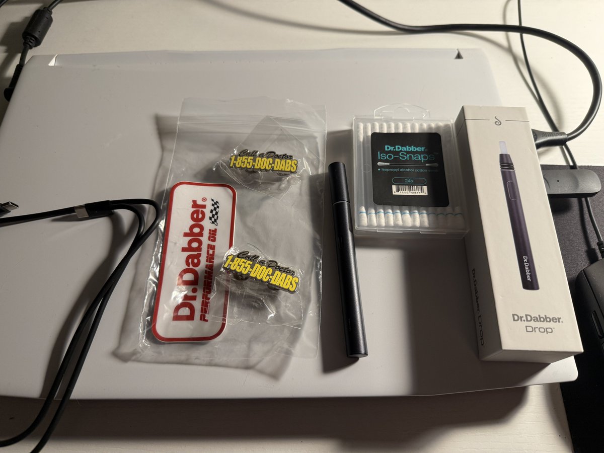 AZMEDREV's tweet photo. Shout out too @DrDabber and the team for this great package that I win for 710, I love everything plus the hot knife is wicked cool. Dr. Dabber Drop
Also Dr. Dabber Tour Bag this is gonna be handy for traveling #DrDabber #XS #HashLover 

I love it 🔥🔥🔥🔥 https://t.co/jGAwenqKc6