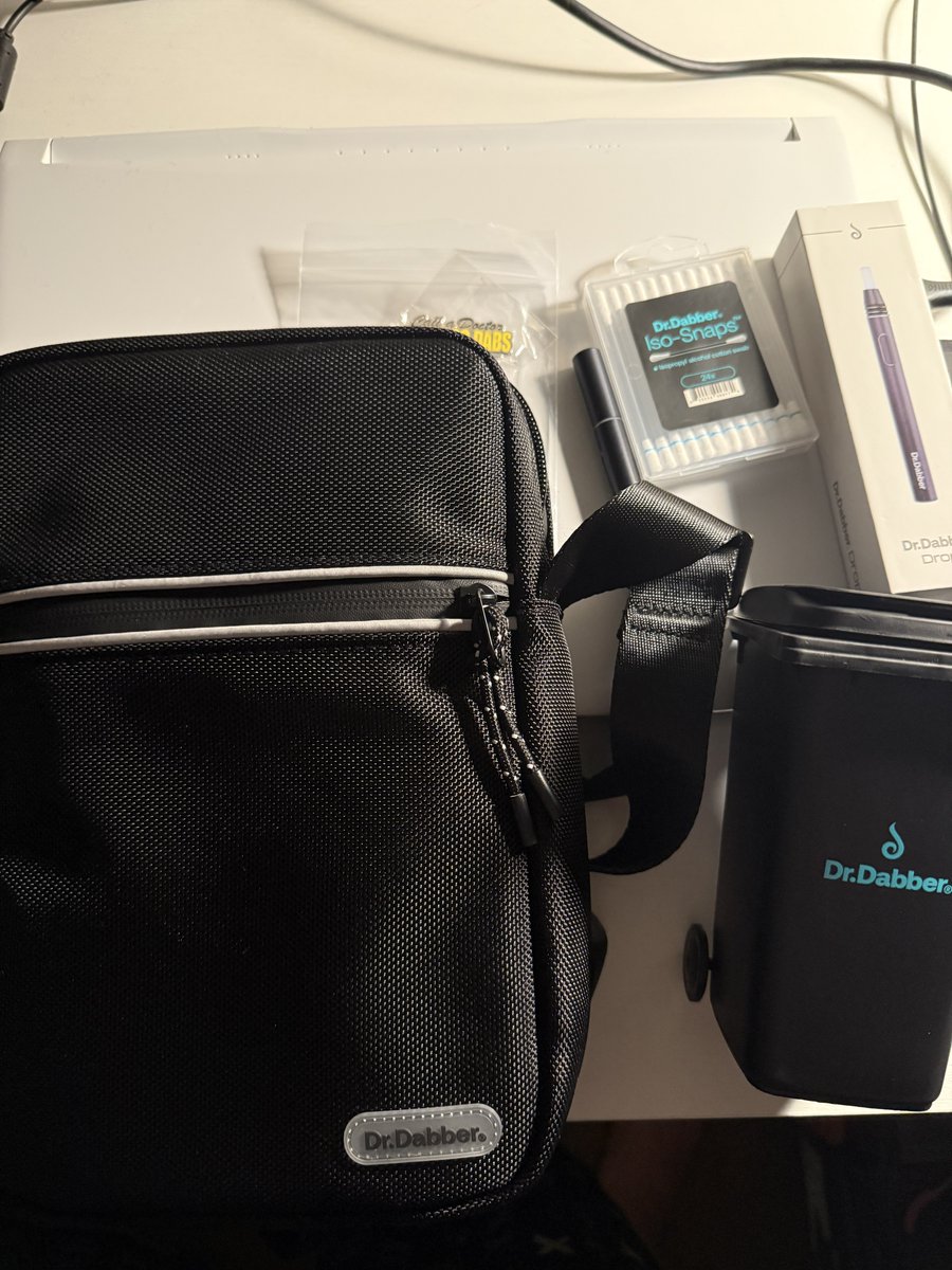 AZMEDREV's tweet photo. Shout out too @DrDabber and the team for this great package that I win for 710, I love everything plus the hot knife is wicked cool. Dr. Dabber Drop
Also Dr. Dabber Tour Bag this is gonna be handy for traveling #DrDabber #XS #HashLover 

I love it 🔥🔥🔥🔥 https://t.co/jGAwenqKc6