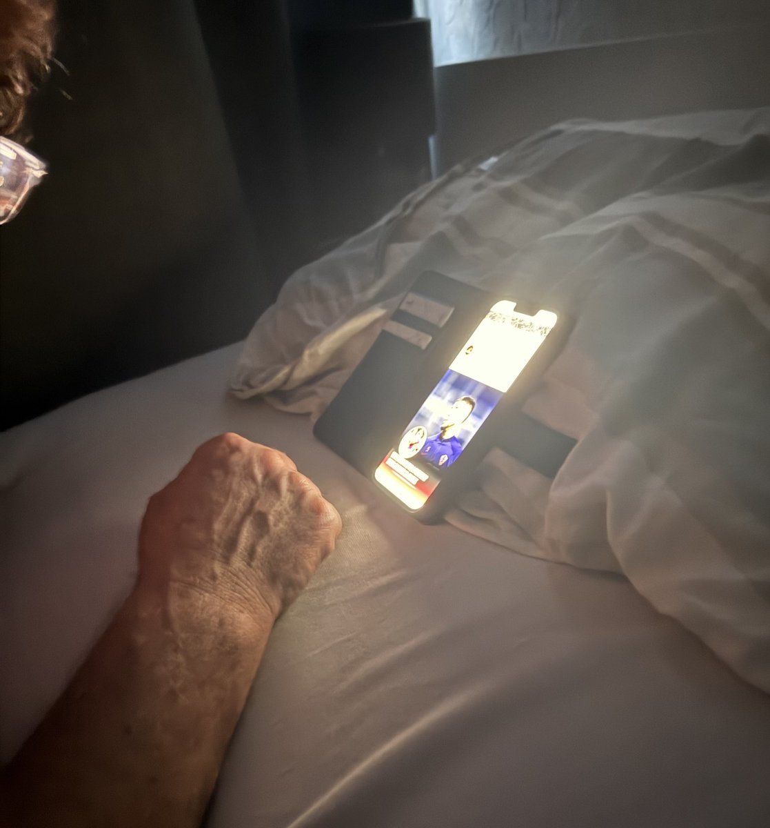 mjstrvc's tweet image. My dad chilling in my room cause my mom has one of those mom days💀