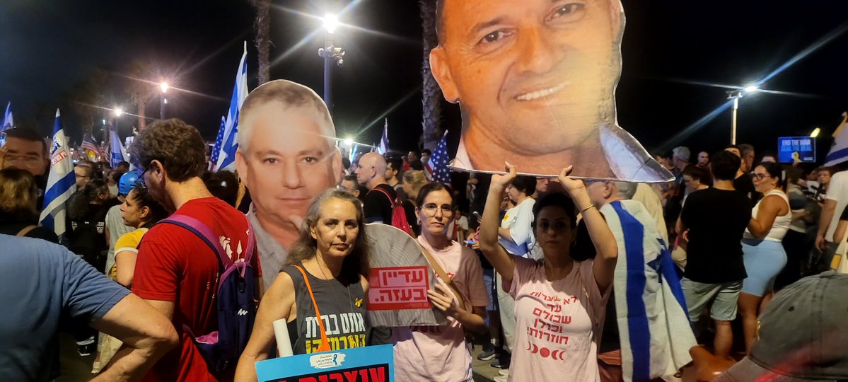 gaby_lasky's tweet image. אלפים מול שגרירות ארה"ב בת"א בקריאה - להחזיר את כולם, להפסיק את המלחמה.
