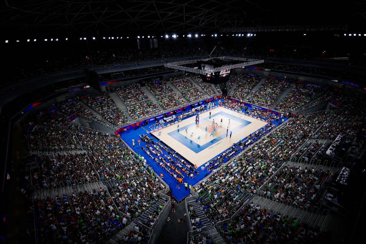 Federvolley's tweet photo. 🇸🇮 VNL MASCHILE WEEK 3 🇸🇮 

✅ L’ITALIA NE FA NOVE❗️
Nono successo nella VNL per l’Italia, superata 3-0 Slovenia 🇸🇮! 

🔜 Domani alle ⏰ 16.30 la sfida all’Olanda 🇳🇱 

🔎: https://t.co/TM9Ayz72lz
📸: https://t.co/b8dP28FxoR

#LaNazionale | #VNL2025 | #BePartOfTheGame https://t.co/pmd5b8uoBG