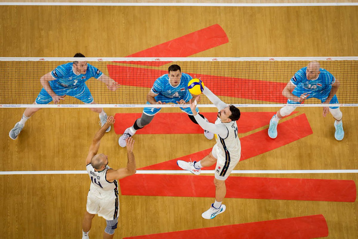 Federvolley's tweet photo. 🇸🇮 VNL MASCHILE WEEK 3 🇸🇮 

✅ L’ITALIA NE FA NOVE❗️
Nono successo nella VNL per l’Italia, superata 3-0 Slovenia 🇸🇮! 

🔜 Domani alle ⏰ 16.30 la sfida all’Olanda 🇳🇱 

🔎: https://t.co/TM9Ayz72lz
📸: https://t.co/b8dP28FxoR

#LaNazionale | #VNL2025 | #BePartOfTheGame https://t.co/pmd5b8uoBG