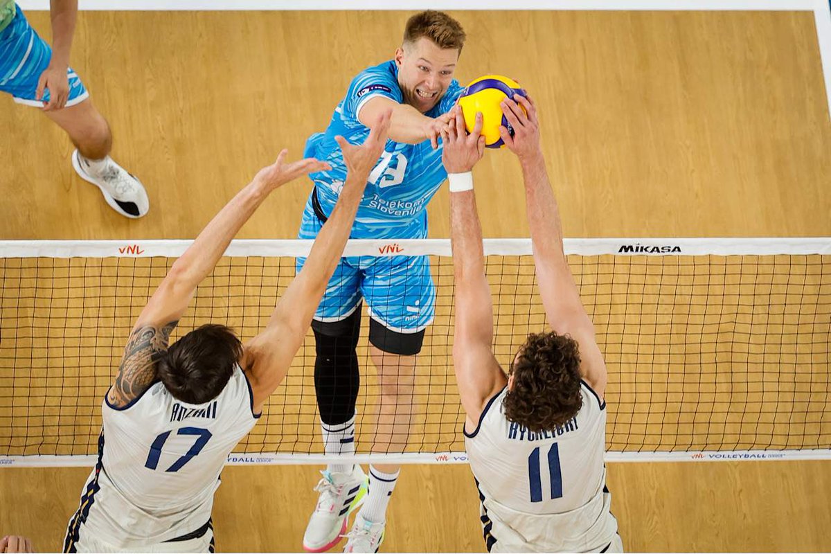 Federvolley's tweet photo. 🇸🇮 VNL MASCHILE WEEK 3 🇸🇮 

✅ L’ITALIA NE FA NOVE❗️
Nono successo nella VNL per l’Italia, superata 3-0 Slovenia 🇸🇮! 

🔜 Domani alle ⏰ 16.30 la sfida all’Olanda 🇳🇱 

🔎: https://t.co/TM9Ayz72lz
📸: https://t.co/b8dP28FxoR

#LaNazionale | #VNL2025 | #BePartOfTheGame https://t.co/pmd5b8uoBG