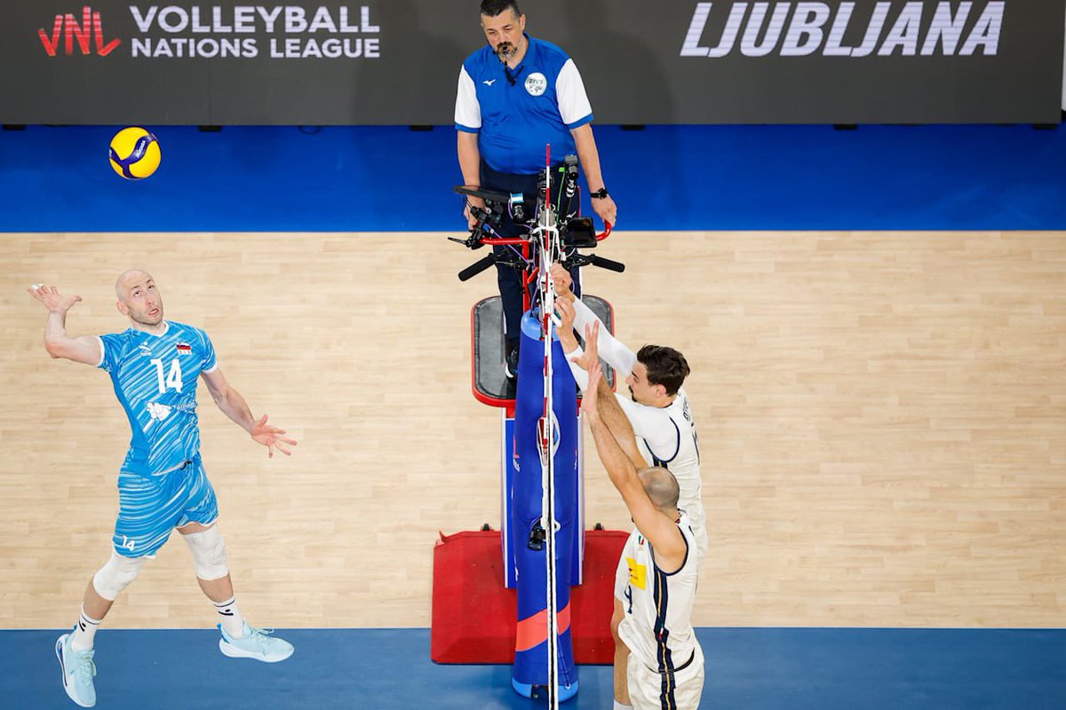 Federvolley's tweet photo. 🇸🇮 VNL MASCHILE WEEK 3 🇸🇮 

✅ L’ITALIA NE FA NOVE❗️
Nono successo nella VNL per l’Italia, superata 3-0 Slovenia 🇸🇮! 

🔜 Domani alle ⏰ 16.30 la sfida all’Olanda 🇳🇱 

🔎: https://t.co/TM9Ayz72lz
📸: https://t.co/b8dP28FxoR

#LaNazionale | #VNL2025 | #BePartOfTheGame https://t.co/pmd5b8uoBG