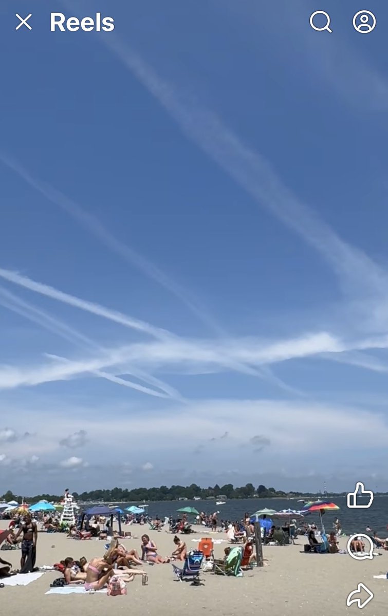 Keith_Guinta's tweet image. Those who insist this is a normal sky are probably also vaxxed and boosted.