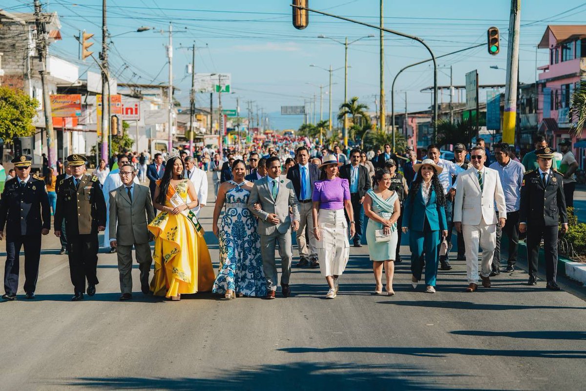 PrefGuayas's tweet photo. Celebramos con orgullo los 41 años de cantonización de Pedro Carbo 🎉🩵

📌 Hoy reconocemos la lucha de un cantón que progresa con gente trabajadora. Por eso nuestra prefecta @marcelaguinaga acompañó a los carbenses en un desfile lleno de civismo e historia, donde cada detalle dio realce al sacrificio, trabajo y compromiso de su gente. 

💪🏻Juntos seguiremos haciendo de Pedro Carbo un Pueblito de Ensueño. 

#PalabraDeGuayasense
