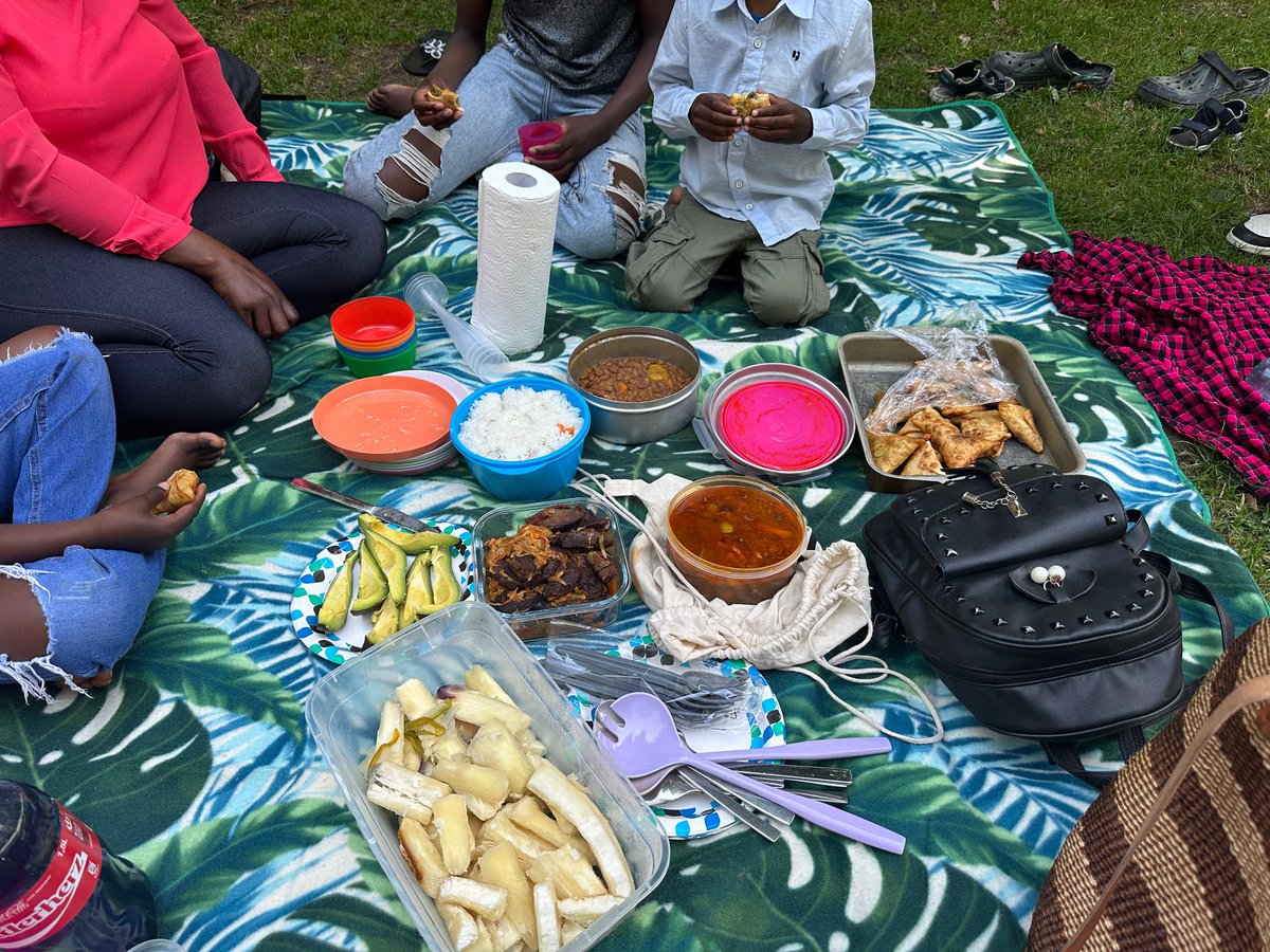drstellanyanzi's tweet image. Farewells aren’t my thing. Yet today, we had our final picnic in our favorite spot under the huge trees of Hirschgarten.
The church wife cooked all the food in her kitchen, as usual. Our children came together one last time to share food, chat & music.
Friendship is a gift!