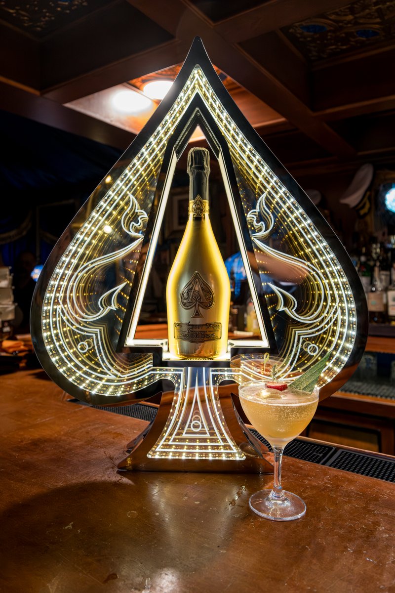 Vegas's tweet image. A @beyonce inspired cocktail?! For a limited time only, come try the “Ace of Slay” cocktail from Pier 17 Yacht Club @AbsintheVegas during the Cowboy Carter Texas Hold ‘Em line dance.👇
Thursday, July 24th at 6-8PM, outside the Green Fairy Garden at @caesarspalace.
#LasVegas…
