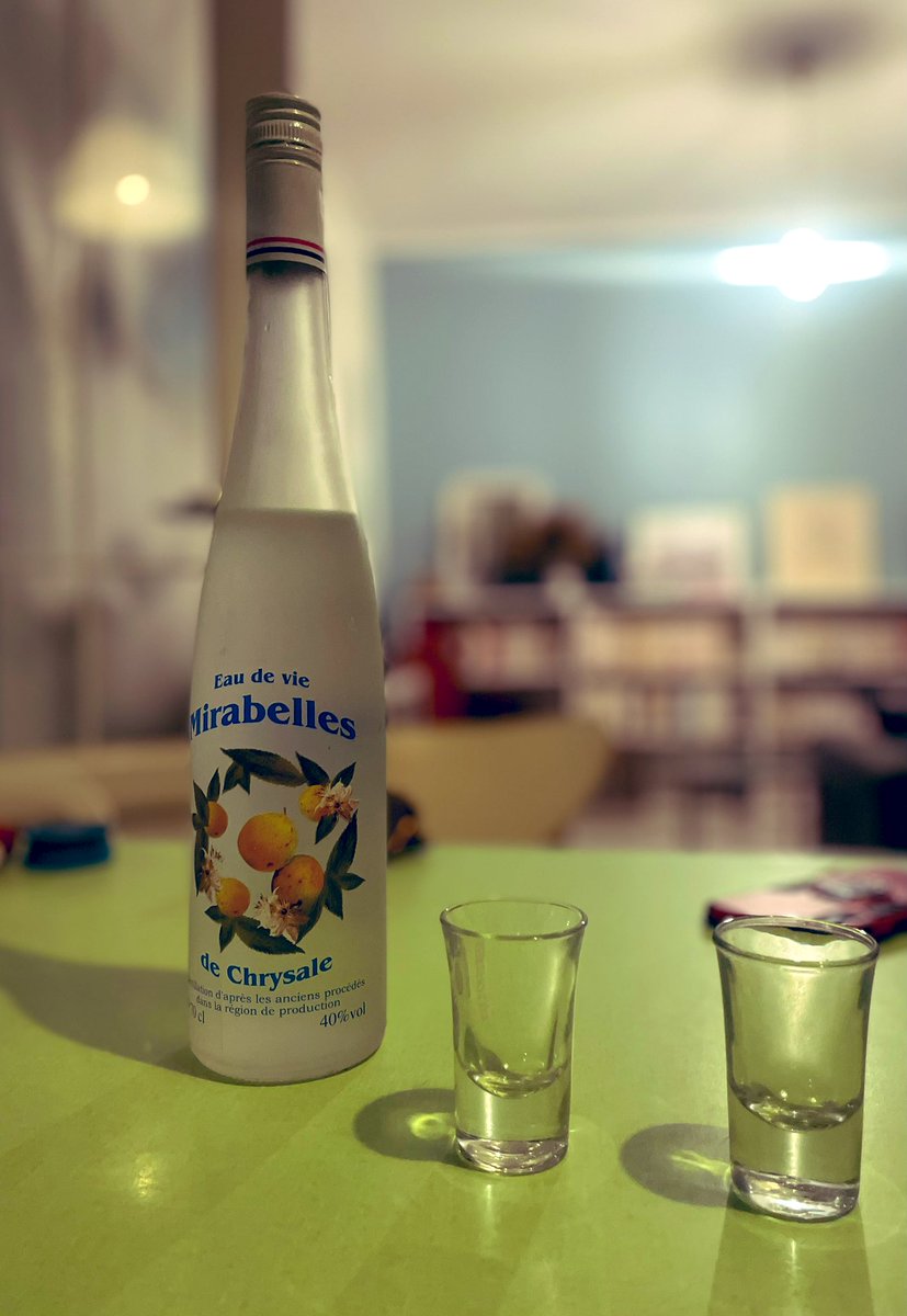 janfygautier's tweet image. On arrose la nouvelle table en formica donnée par mes voisins !