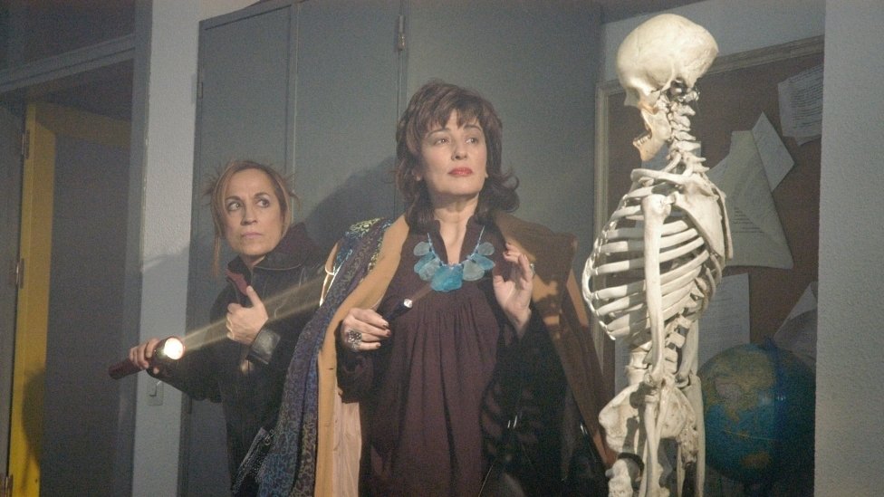 — ¿Pero cuánto tiempo lleva ahí ese niño castigado mirando a la pared?
— Habrá violao al director.