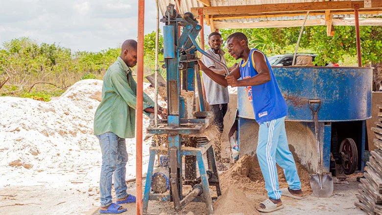 WBG_Energy's tweet image. What happens when rural villages get grid power?
Spoiler: EVERYTHING!
From salons to brickmaking, #Tanzania is proving how electrification fuels ambition and jobs. Read the story of how communities are #PoweringAfrica: wrld.bg/NHGE50Wsgmr