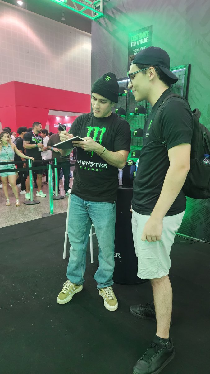 TACOCS's tweet image. é muito bom encontrar o pessoal que gosta da gente ❤️

obrigado @Sana_FCNB e @MonsterEnergy pelo convite e obrigado a todo mundo que foi lá me ver 💚