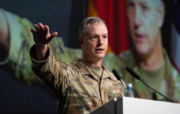 MeRobertMines's tweet image. 🚨 Insight from the top US commander in Europe: NATO must prepare for a potential two-front conflict with Russia and a faltering Chinese regime, whose authoritarian governance increasingly mirrors historical missteps. As tensions rise, the necessity of decisive leadership becomes…