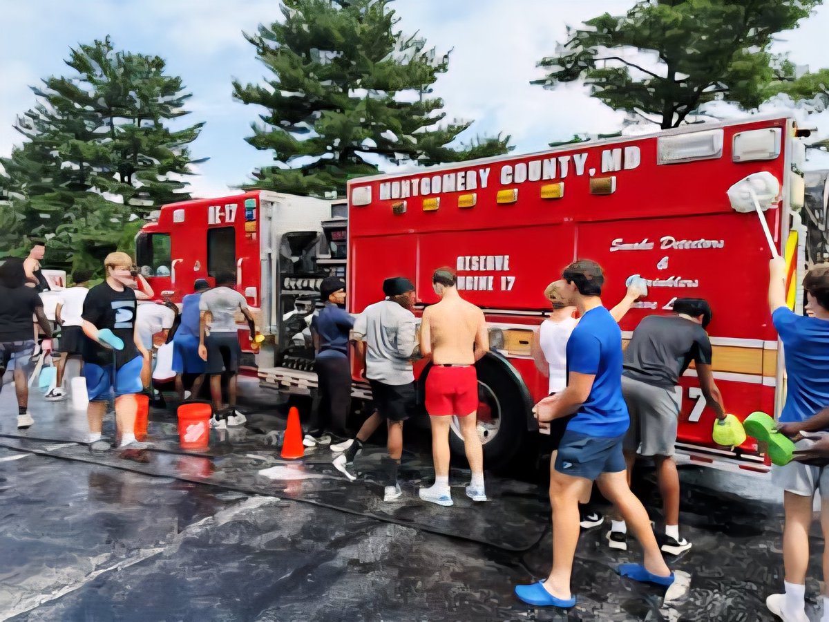 DavidPazos15's tweet image. .@mcfrs Fire Station 40(Sandy Spring) spent some time supporting the local Sherwood High School football team during their fundraiser event today. Crews gave a donation after they all washed the truck. @mcfrsPIO