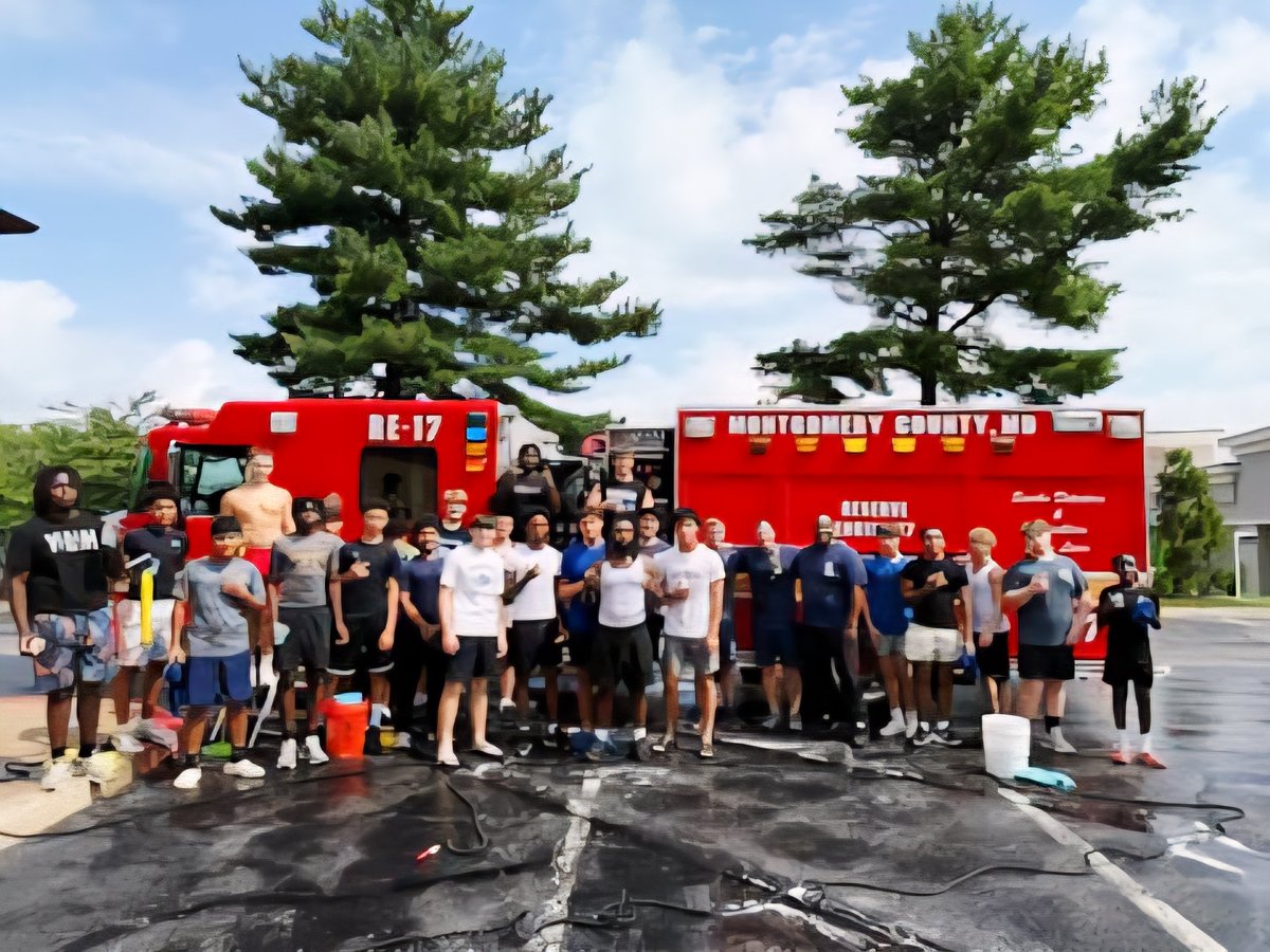 DavidPazos15's tweet image. .@mcfrs Fire Station 40(Sandy Spring) spent some time supporting the local Sherwood High School football team during their fundraiser event today. Crews gave a donation after they all washed the truck. @mcfrsPIO