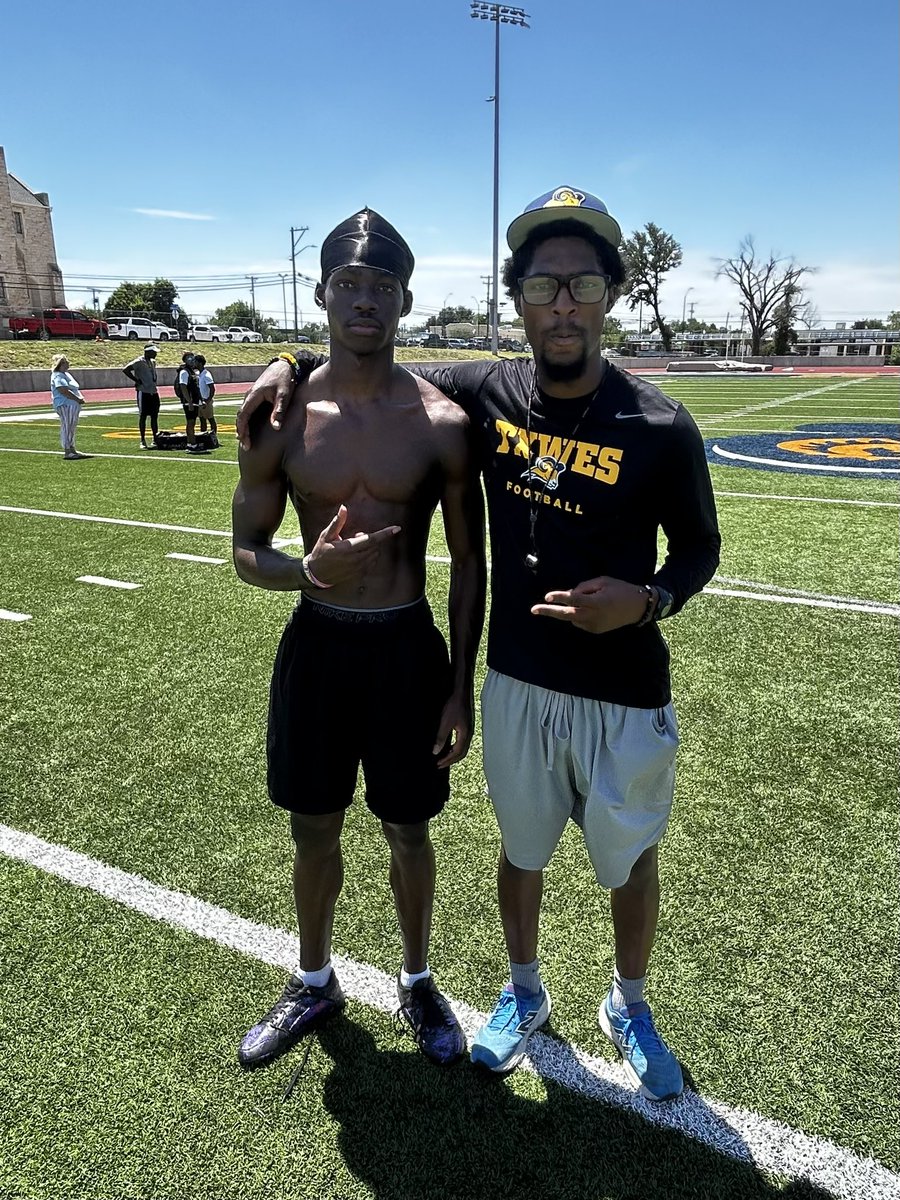 318_ca1eb's tweet image. Great camp at #texaswesleyan #rams and great conversation with @CoachWelde #db #cornerback #Rangers @CTHS_RangersFB #Staypurple