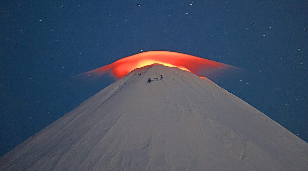 volcaholic1's tweet image. Stunning photos of Klyuchevskoy Volcano in Kamchatka, Russia, show a glowing lenticular cloud hovering above the crater.

📷 Yuri Demyanchuk