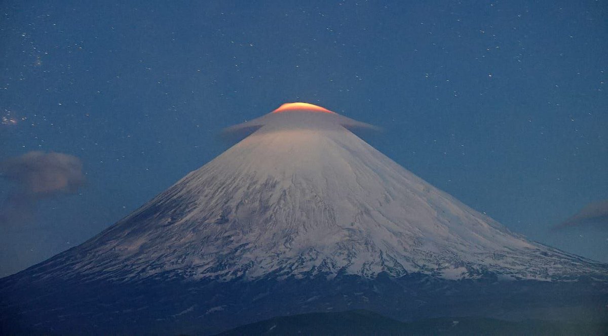 Stunning photos of Klyuchevskoy Volcano in Kamchatka, Russia, show a glowing lenticular cloud hovering above the crater.

📷 Yuri Demyanchuk