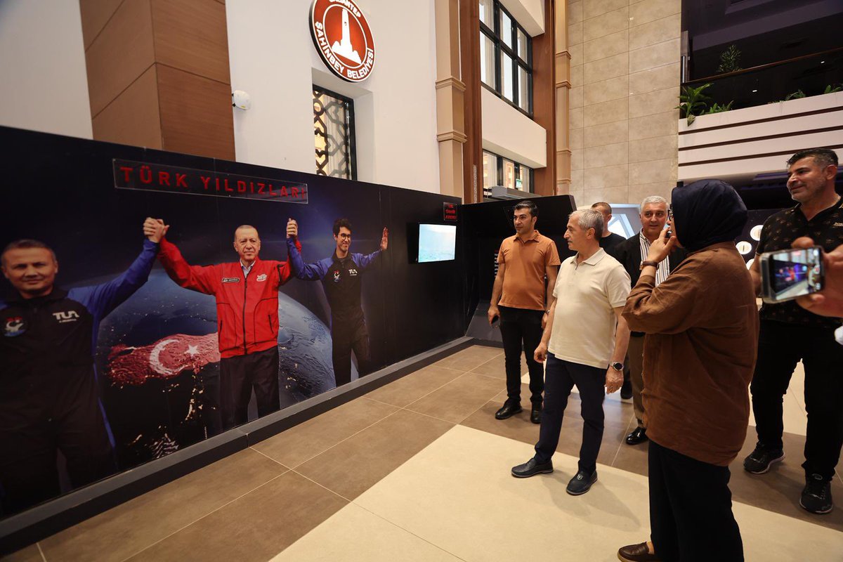 Sanayi ve Teknoloji Bakanlığı, TÜBİTAK ve Türkiye Uzay Ajansı koordinesinde düzenlenen ve bizim de ev sahipliğini yaptığımız “Ufkun Ötesinde” sergisini ziyaret ettik.

Türkiye’nin ilk insanlı uzay yolculuğundan İslam medeniyetinin öncü bilim insanlarına uzanan bu ilham dolu