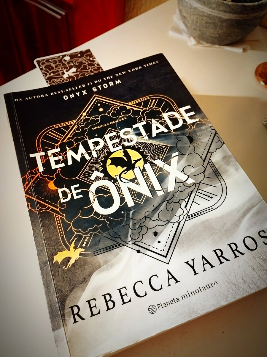 tpmpimentel's tweet photo. Relendo a  saga 'The Empyrean' vulgo Quarta Asa #FourthWing e chorando horrores com o final de Tempestade de Onix. 
Tentando controlar a ansiedade...já que #RebeccaYarros não irá lançar o livro 4 tão cedo para o meu desespero. 
#OnyxStorm #QuartaAsa https://t.co/gQy7tEJKuP