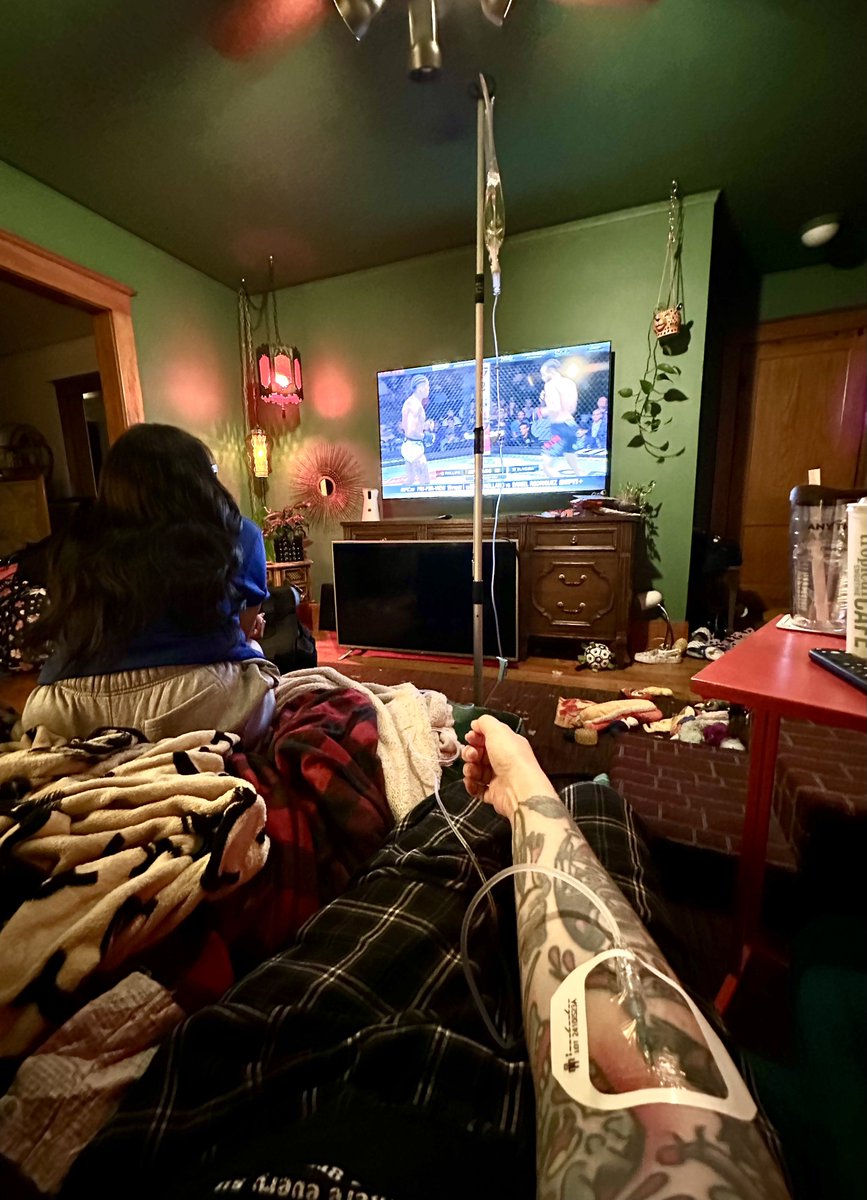 JessicaKnapik's tweet image. Getting a mobile iv for the first time and making this poor girl watch the fights with me 😂 #UFC318
