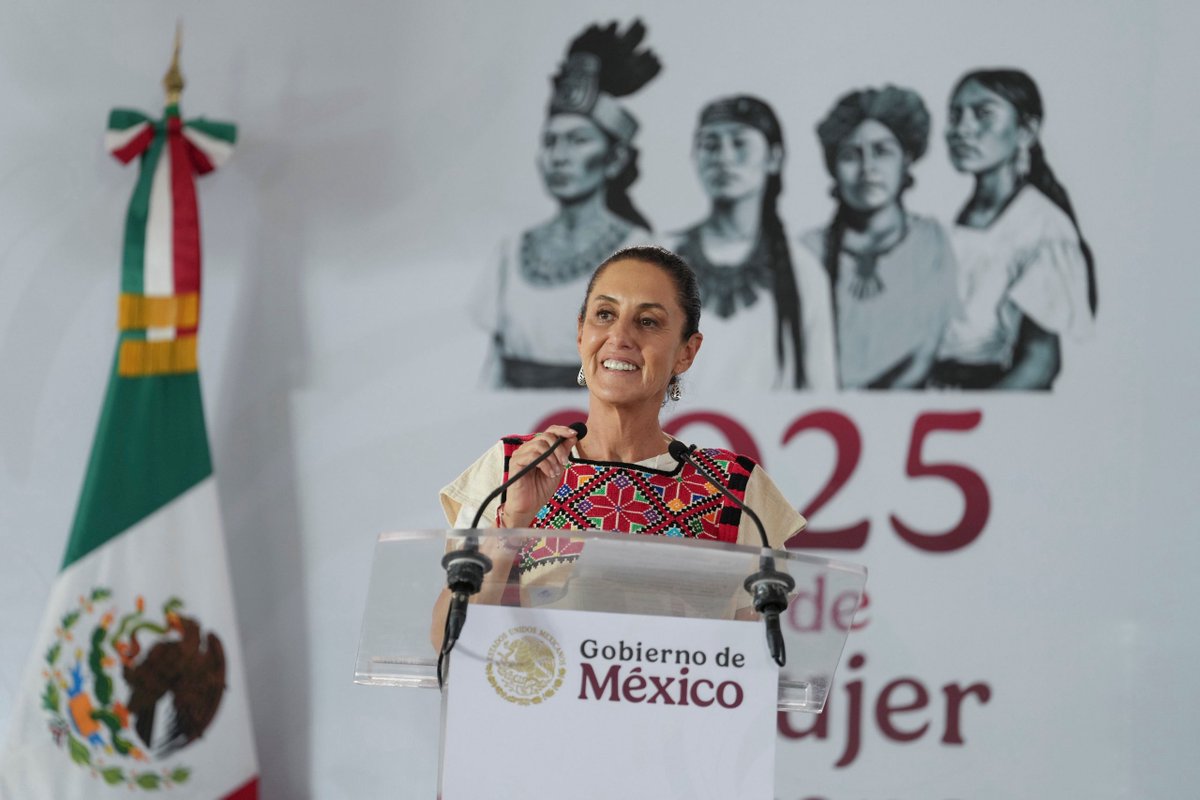 IMSS_Bienestar's tweet photo. Supervisamos con la presidenta @Claudiashein, la obra del nuevo Hospital General #IMSSBienestar en Tuxtepec, #Oaxaca. Con una inversión de 2 mil 300 millones de pesos, esta unidad beneficiará a más de un millón de personas en Oaxaca y el sureste del país.

Contará con 150 camas, 25 consultorios, 3 quirófanos, sala de partos para embarazos de alto riesgo, ambulancias de cuidados intensivos, tomógrafo y laboratorio clínico.