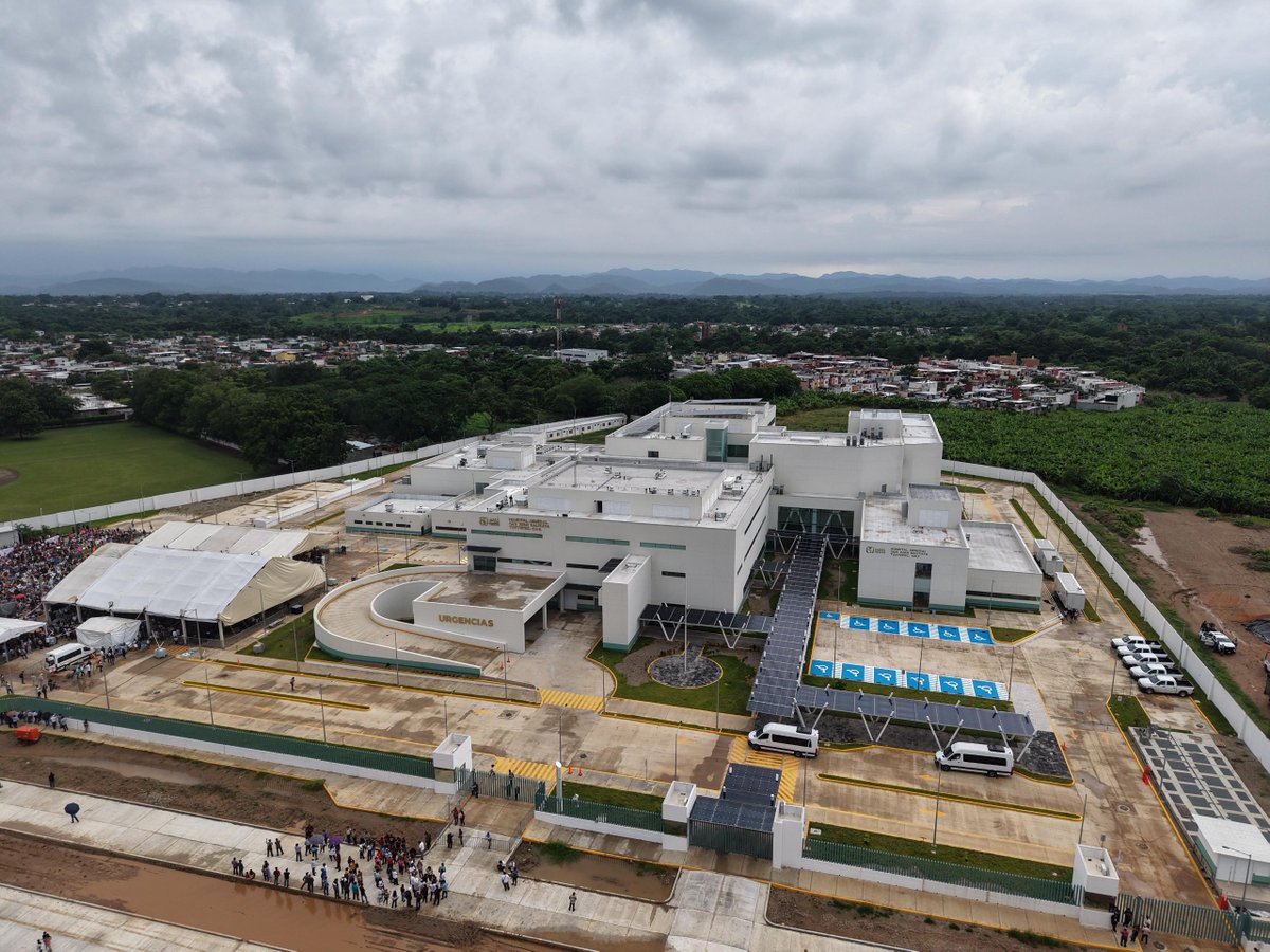 IMSS_Bienestar's tweet photo. Supervisamos con la presidenta @Claudiashein, la obra del nuevo Hospital General #IMSSBienestar en Tuxtepec, #Oaxaca. Con una inversión de 2 mil 300 millones de pesos, esta unidad beneficiará a más de un millón de personas en Oaxaca y el sureste del país.

Contará con 150 camas, 25 consultorios, 3 quirófanos, sala de partos para embarazos de alto riesgo, ambulancias de cuidados intensivos, tomógrafo y laboratorio clínico.