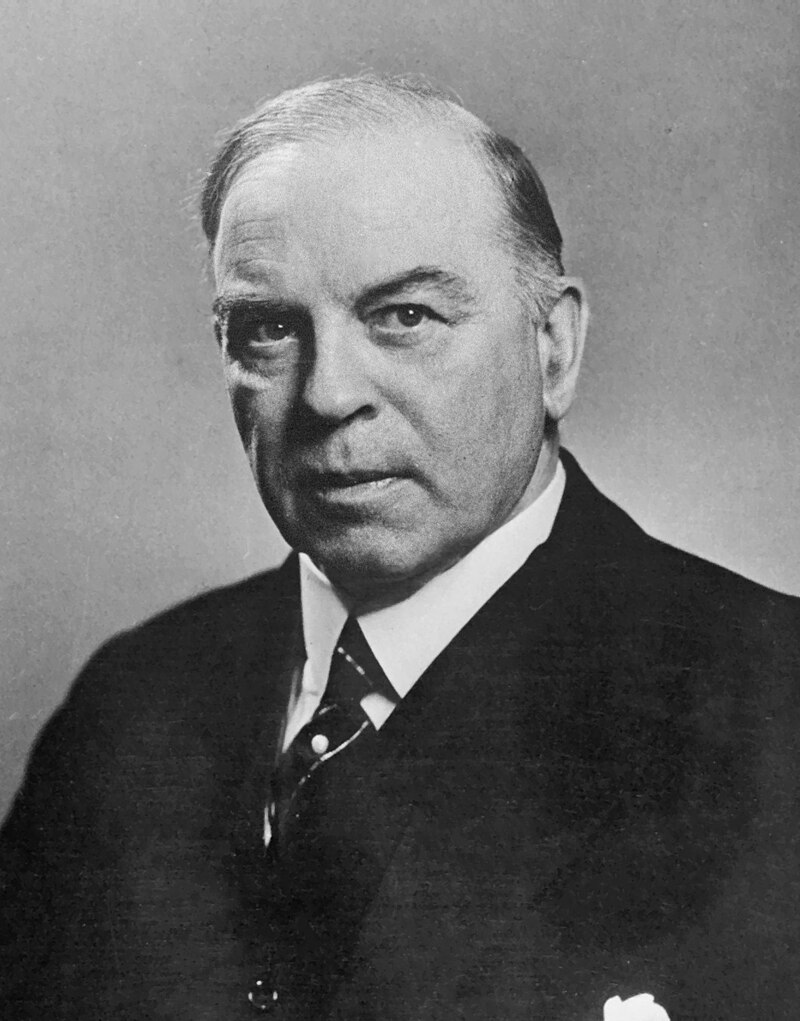 box_glen's tweet image. This is William Lyon Mackenzie King, Canada's Prime Minister during WW2. He took military advice from his dead mother's ghost and, his dog. He still made better decisions than Trump.