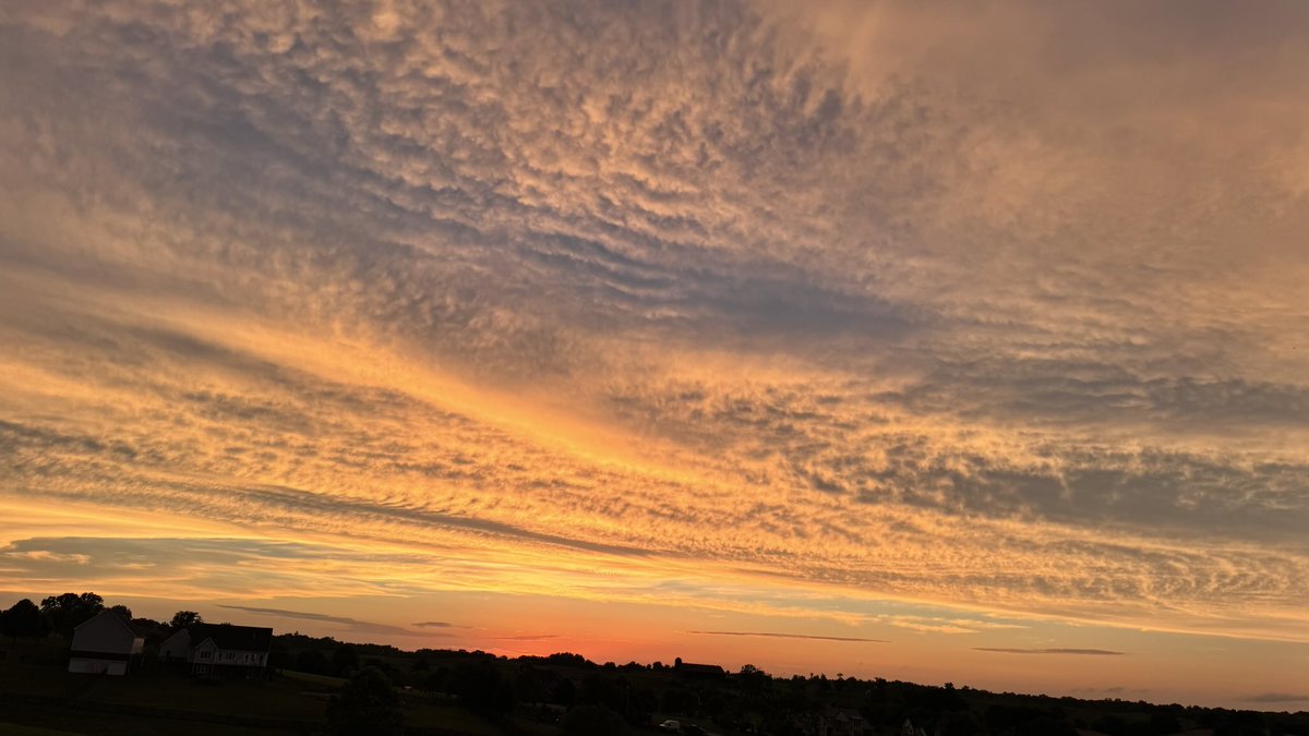 mcclanahanjanet's tweet image. Amazing sky tonight at sunset!!
⁦@JenNimePalumbo⁩ ⁦@cjwxguy56⁩ ⁦@jloganwxguy⁩