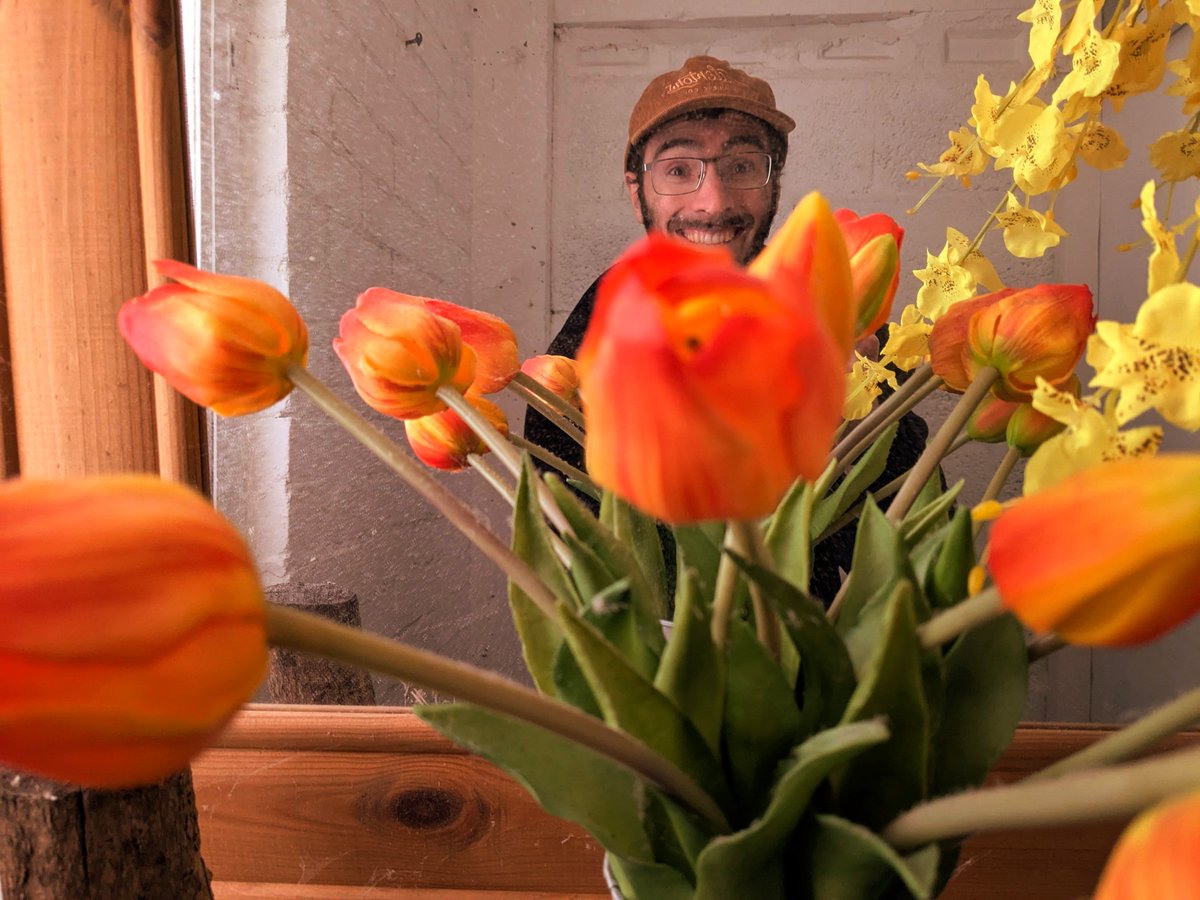 Zachary Mason’s “Sweet Sunshine” feels like the first warm day after weeks of grey. Breezy, bright, and grounded in rich folk-pop sounds, it’s a track you’ll want on every summer playlist.☀️🌿 #FolkPop #NewMusic #ZacharyMason
brokencolormusic.com/review-zachary…