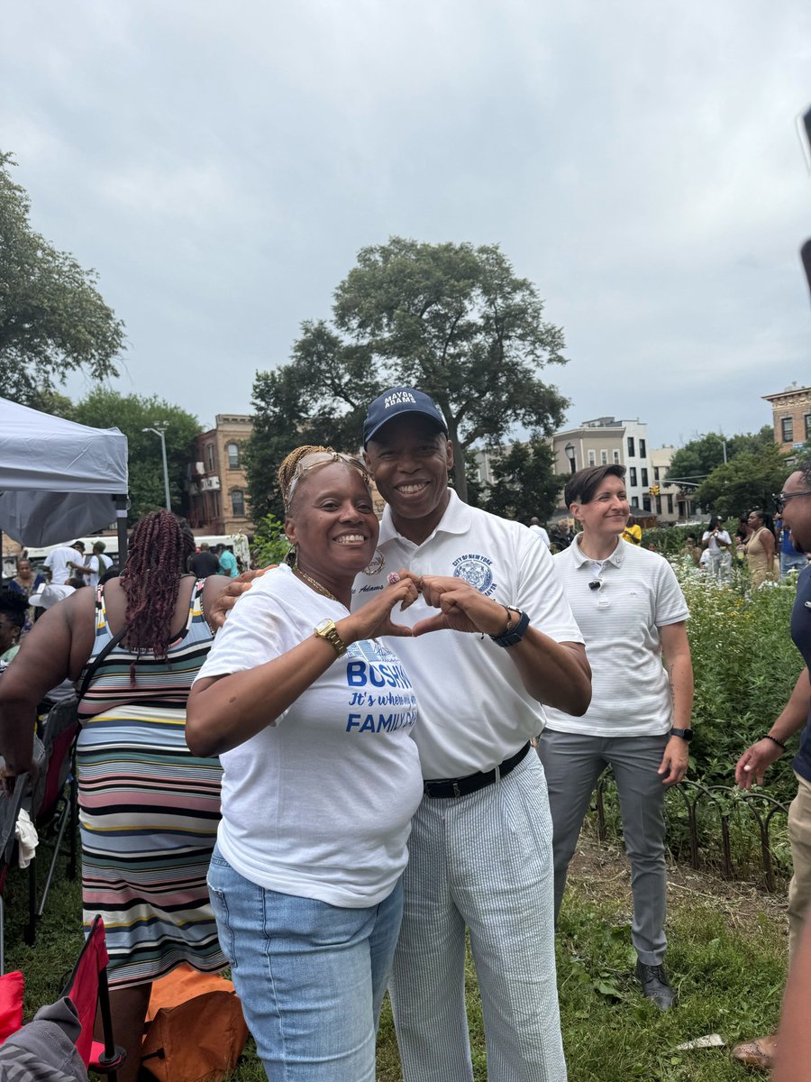 ericadamsfornyc's tweet image. ALL HEART: The love flowed freely this afternoon in Bushwick at the annual Family Day Block Party at Irving Square Park. The Brooklyn crowd reflected the diversity and vitality that make New York so special — hard-working folks whose security and prosperity are my most important…