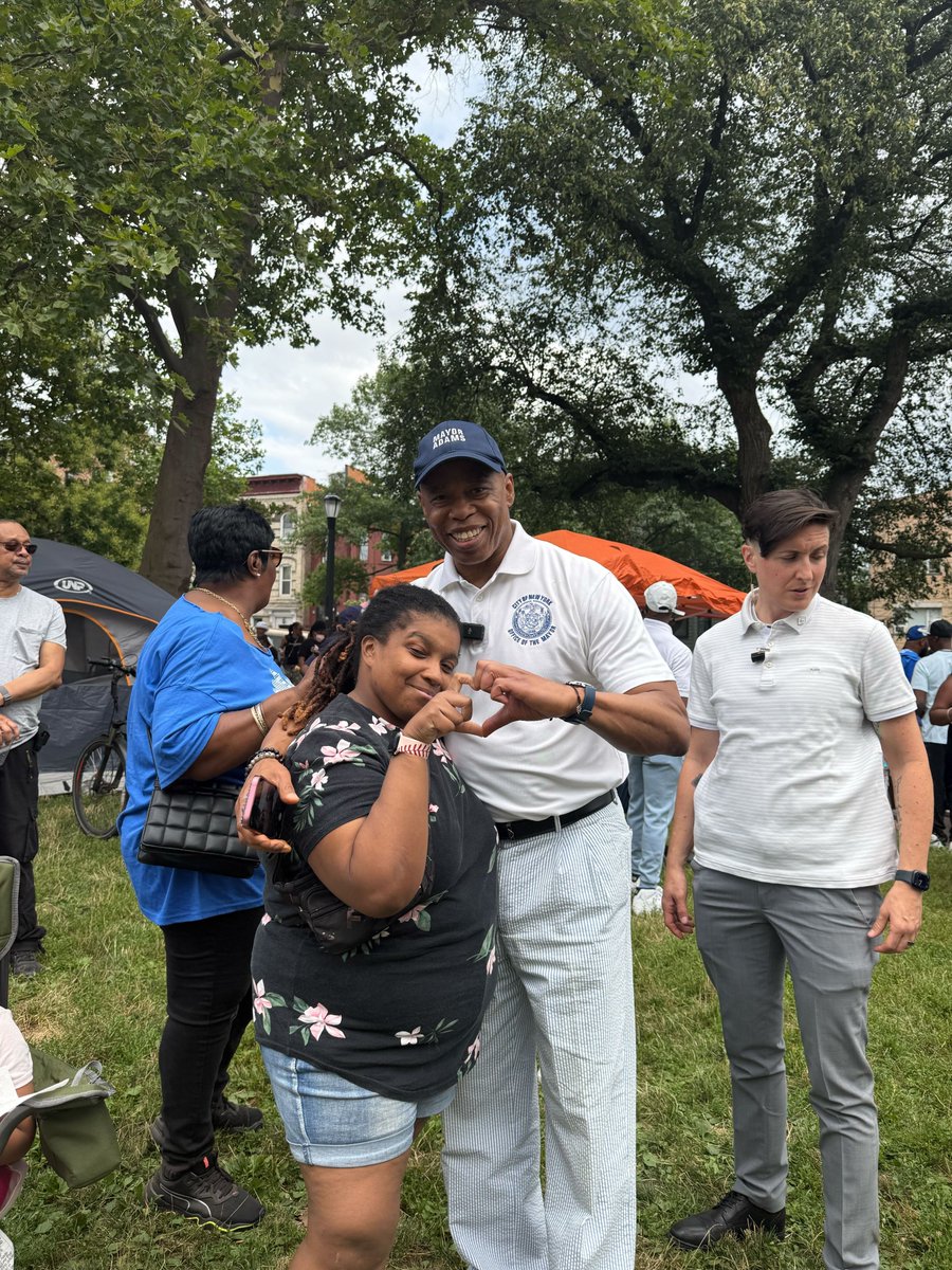 ericadamsfornyc's tweet image. ALL HEART: The love flowed freely this afternoon in Bushwick at the annual Family Day Block Party at Irving Square Park. The Brooklyn crowd reflected the diversity and vitality that make New York so special — hard-working folks whose security and prosperity are my most important…