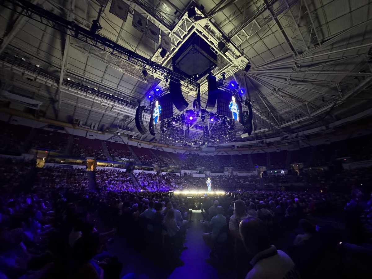 SCStingrays's tweet image. How cool is this?! Comedian @natebargatze hit the stage at the @NChasColiseum tonight rocking our Stingrays Hockey @benchclearers Windbreaker!
We were pumped to see him repping the Rays— grab the same look at the link below!
🛍️ bit.ly/44P9Lcd