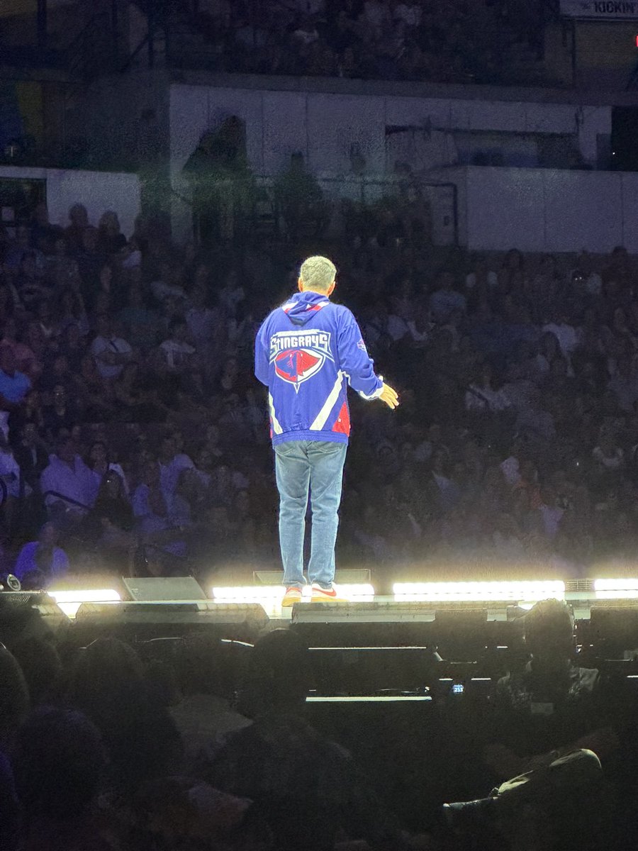 SCStingrays's tweet image. How cool is this?! Comedian @natebargatze hit the stage at the @NChasColiseum tonight rocking our Stingrays Hockey @benchclearers Windbreaker!
We were pumped to see him repping the Rays— grab the same look at the link below!
🛍️ bit.ly/44P9Lcd