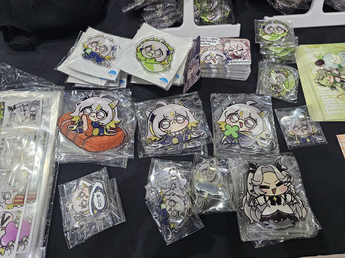 BAMU2177's tweet image. CD-61, 62 오늘도 잘 부탁 드립니다@@@@

재고 체크 해보니 쿠션이 완판이고 장패드랑 아크릴 수량이 좀 남아있더라구요...! 아크릴은 많이 있으니 오늘도 찾아 주시면 감사하겠습니다!!

아크릴 그립톡도 만원에 소량 판매중이며 만원이상 구매시 포토카드 특전도 드림니다 ㅎㅎ