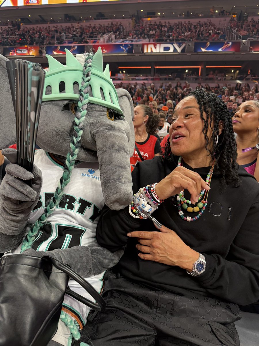 dawnstaley's tweet image. My day is made!! I absolutely love @BigEllieLiberty!! Come back and get your fan please.