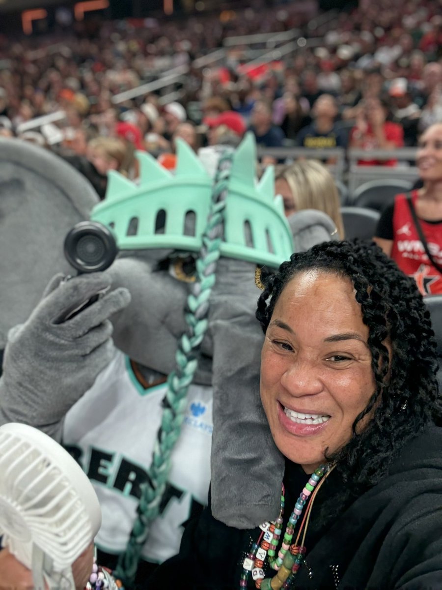 dawnstaley's tweet image. My day is made!! I absolutely love @BigEllieLiberty!! Come back and get your fan please.