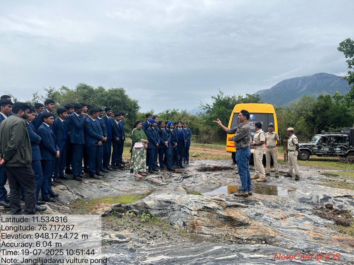 supriyasahuias's tweet photo. Massive Plastic cleanup drive in Nilgiris from Kalhatty to Theppakad road, Masinagudi town, Bokkapuram temple premises, along Moyar River in Thengumarahada involving college students, NGOs, and forest staff
#Plasticfreeforests https://t.co/xGkjl5ydMC