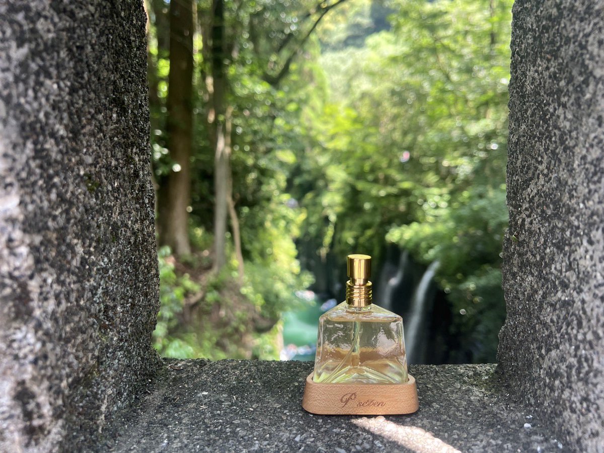 PanSeven's tweet image. 昨日から熊本のアクアブーケさんで開催されているフェットデパルファンに参加しています!旅する茗香水の舞台は、熊本城、高千穂峡🏯🌳
香水がとっても好きな方には
紅茶シリーズもの「韻香(ユンシャン)」が人気ですね。紅韻紅茶の少し柑橘の香りとスパイシーさが特徴で、夏にもおすすめです🎐