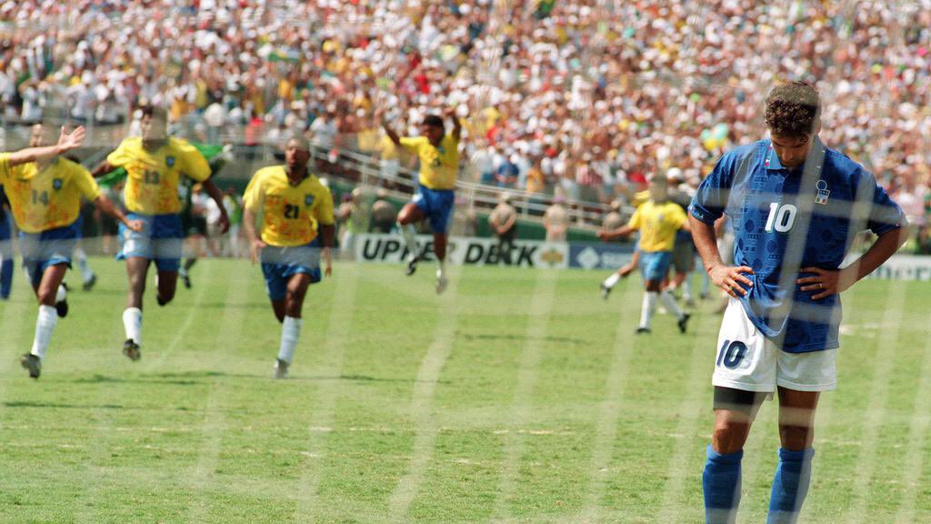 ViejaGuardiaEA's tweet image. 🇮🇹 El hombre que murió de pie.
☀️ Un sol despiadado ardía sobre el césped del Rose Bowl aquel verano de 1994.
🏟️ Casi 100.000 almas en las gradas y millones frente al televisor viendo a Italia y Brasil disputar la final de la Copa del Mundo.
✨ Durante el torneo, Baggio había…
