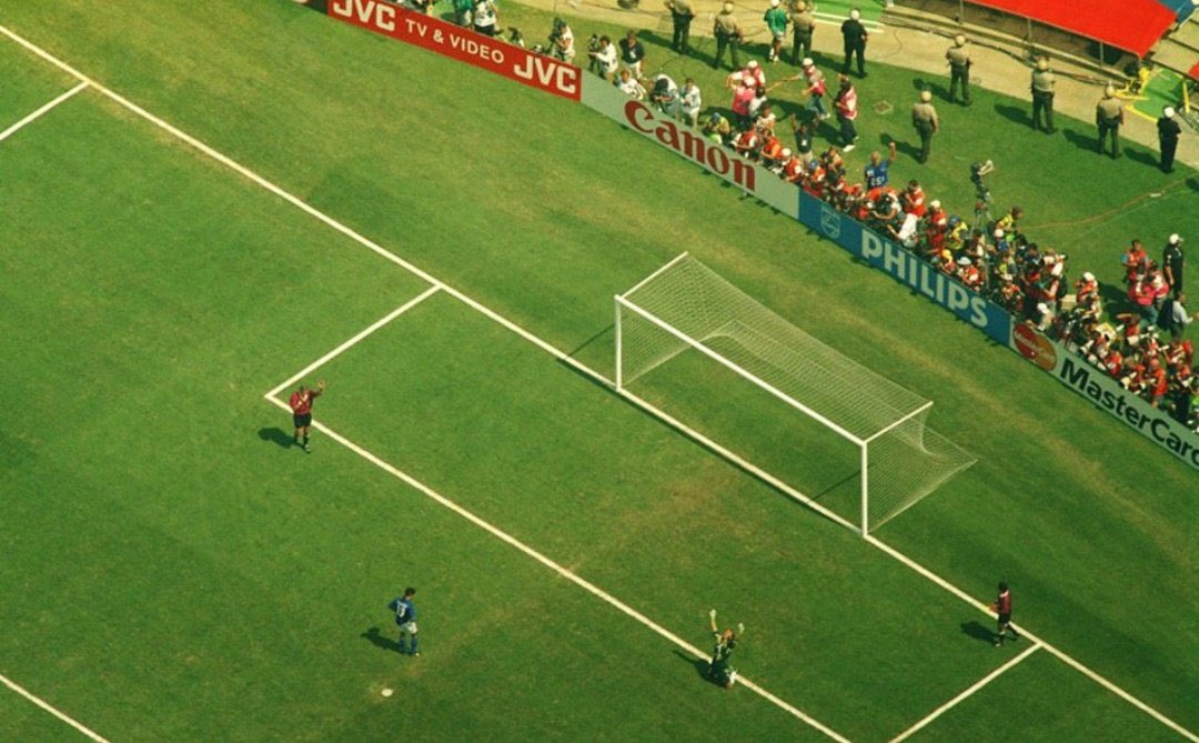 ViejaGuardiaEA's tweet image. 🇮🇹 El hombre que murió de pie.
☀️ Un sol despiadado ardía sobre el césped del Rose Bowl aquel verano de 1994.
🏟️ Casi 100.000 almas en las gradas y millones frente al televisor viendo a Italia y Brasil disputar la final de la Copa del Mundo.
✨ Durante el torneo, Baggio había…