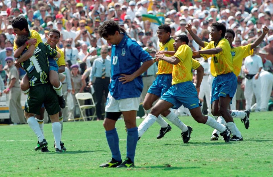 ViejaGuardiaEA's tweet image. 🇮🇹 El hombre que murió de pie.
☀️ Un sol despiadado ardía sobre el césped del Rose Bowl aquel verano de 1994.
🏟️ Casi 100.000 almas en las gradas y millones frente al televisor viendo a Italia y Brasil disputar la final de la Copa del Mundo.
✨ Durante el torneo, Baggio había…