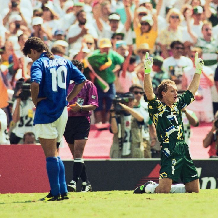 ViejaGuardiaEA's tweet image. 🇮🇹 El hombre que murió de pie.
☀️ Un sol despiadado ardía sobre el césped del Rose Bowl aquel verano de 1994.
🏟️ Casi 100.000 almas en las gradas y millones frente al televisor viendo a Italia y Brasil disputar la final de la Copa del Mundo.
✨ Durante el torneo, Baggio había…