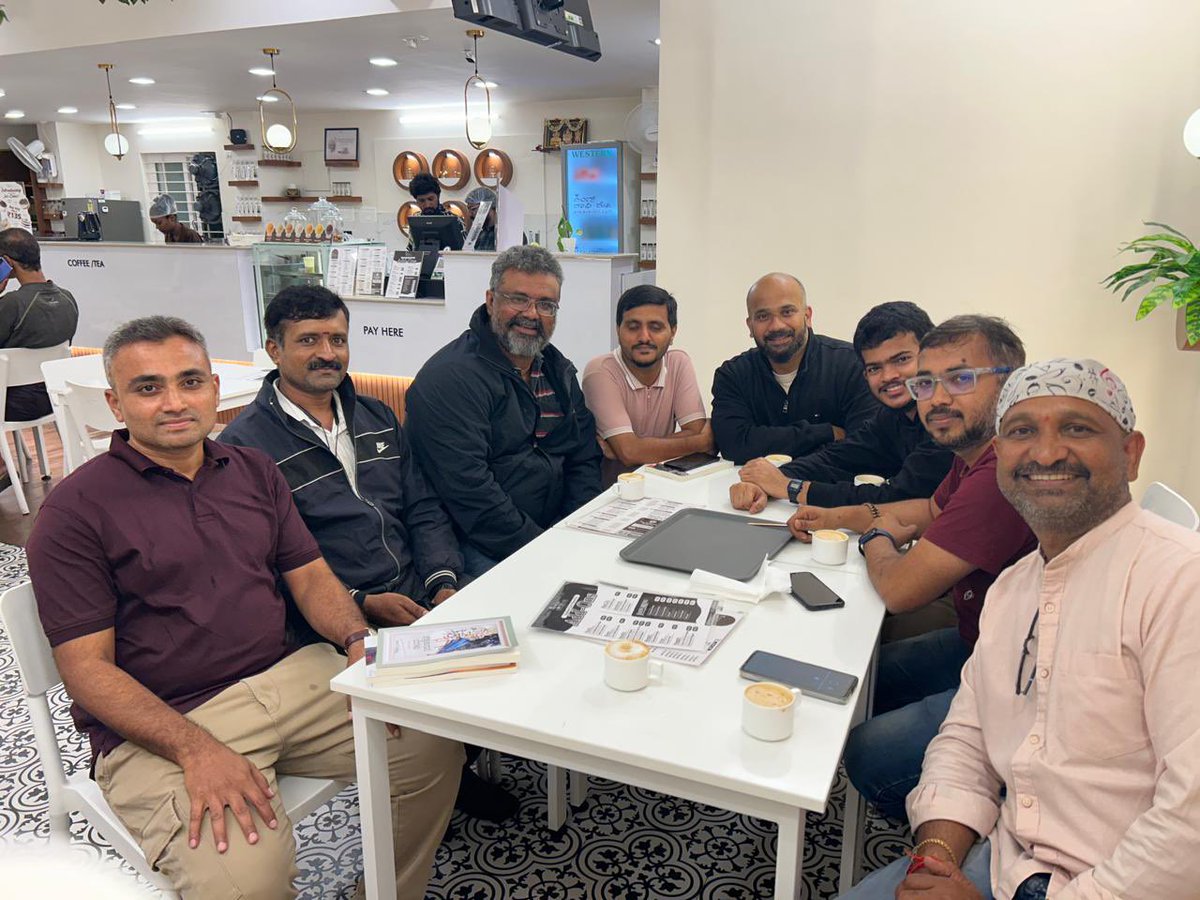 ನಾವೆಲ್ಲ ಒಟ್ಟಿಗೆ ಸಿಕ್ಕು ತಿಂಗಳುಗಳೇ ಆಗಿದ್ದವು. ನಾಡಿ ನ ಹೆಸರಾಂತ ಪ್ರಕಾಶಕರೊಂದಿಗೆ ಬಿಸಿ ಕಾಫಿ ಮತ್ತು ಬೆಚ್ಚನೆಯ ಮಾತುಕತೆ!
