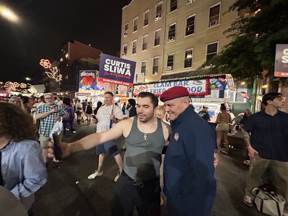 chayesmatthew's tweet image. “Mayor Sliwa! Mayor Sliwa! You’re gonna win the fuckin’ thing!” — this selfie-seeking fan screams at Curtis Sliwa at the Giglio Feast. “Fuck Mamdani!”