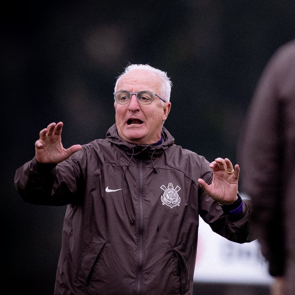 Alguém consegue entender?
Dorival sempre foi um técnico do feijão com arroz, do básico. Foi campeão com o próprio São Paulo jogando simples.Depois da seleção ele virou um professor pardal e no Corinthians continua. 
O que aconteceu com ele?