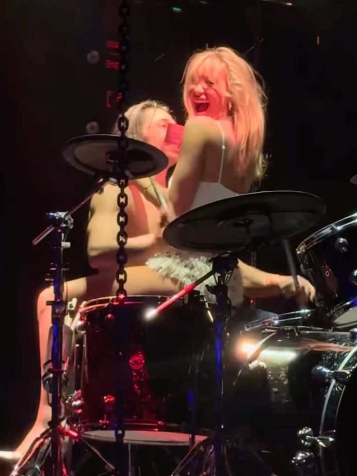 Hoje eu chamei um "fã" pra tocar bateria ,<a href="/thes0ldierw/">𝑇𝑖𝑟𝑒́𝑠𝑖𝑎𝑠</a> 

Brincadeiras a parte,arrastei pro palco e arrasou,te adoro demais tá 🫶